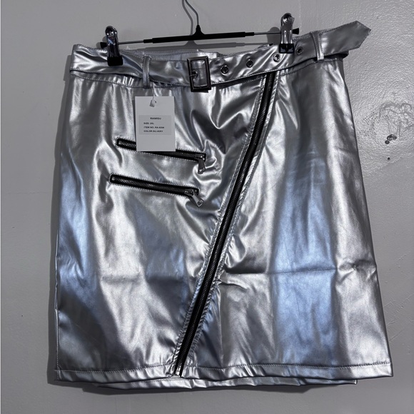 Amisu Dresses & Skirts - Metallic Silver Women's Skirt size xxl NWT‎ with zippered pockets and belt